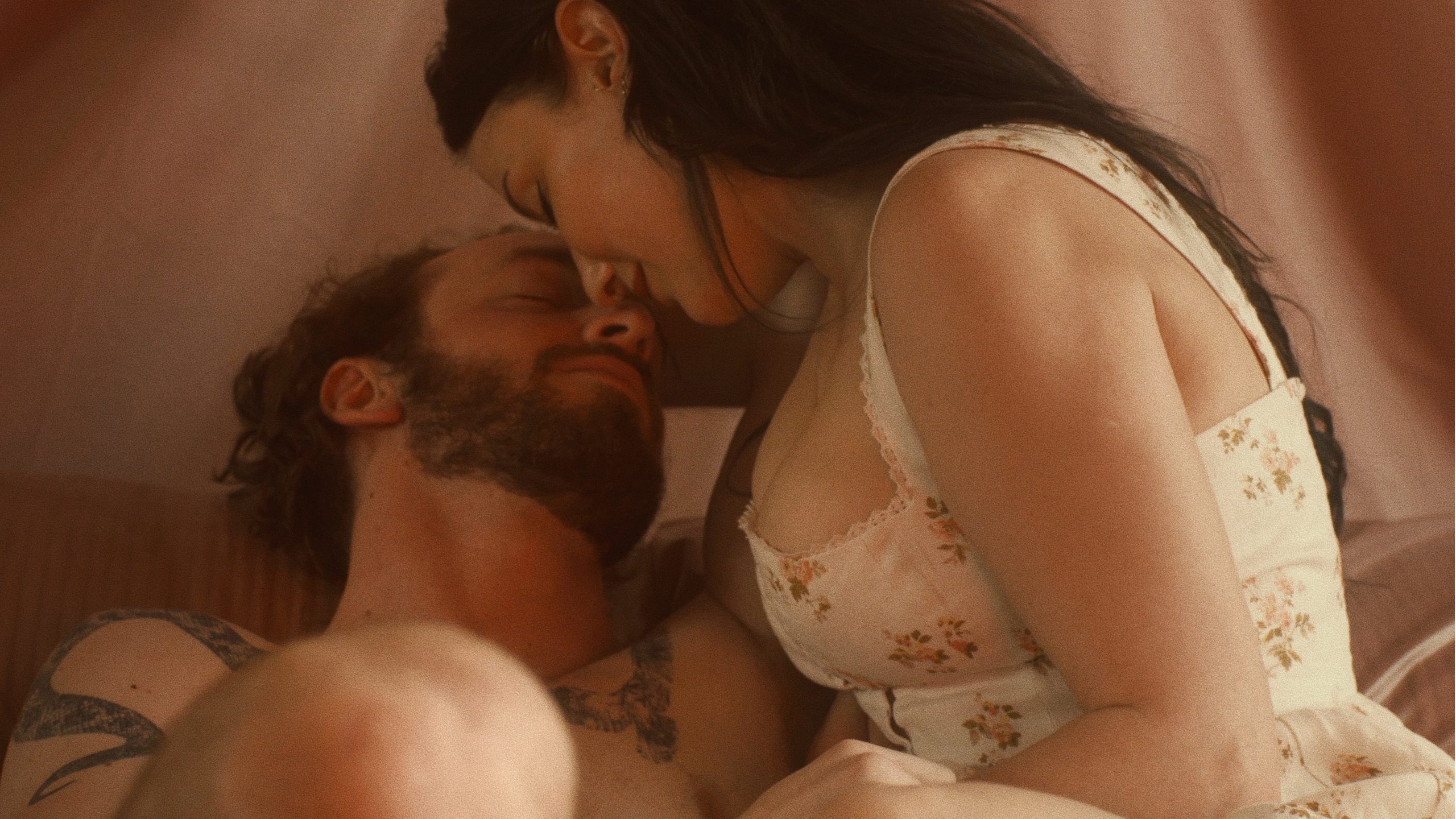 Man en vrouw in bed voor opname voor de adult industry