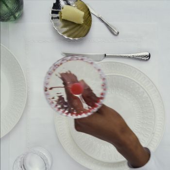 victoria-beckhams-latest-drop-haar-allereerste-tableware-collectie-410898