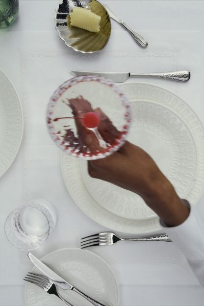 victoria-beckhams-latest-drop-haar-allereerste-tableware-collectie-410898