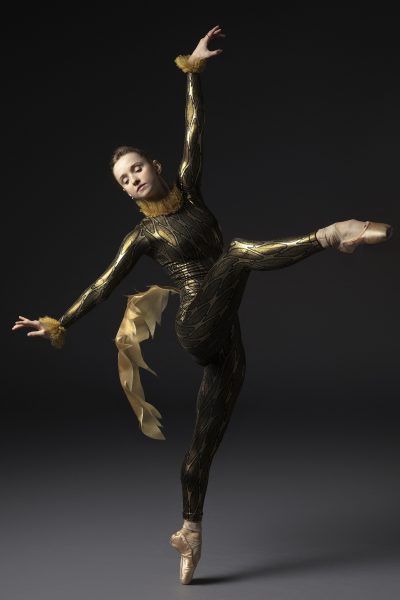 pirouettes-in-viktorrolf-op-het-podium-van-het-new-york-city-ballet-dragen-balletdansers-nederlandse-couture-410556