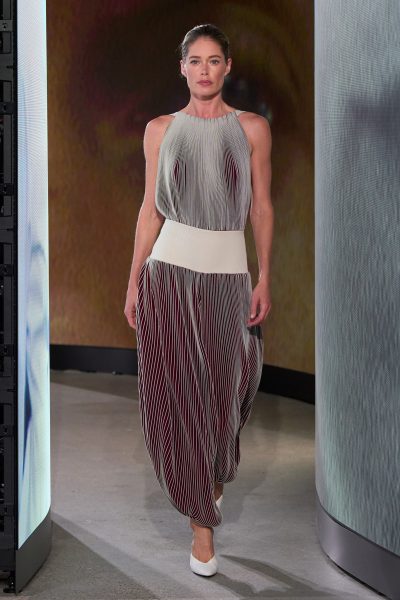 cute-doutzen-kroes-loopt-de-alaia-show-en-proud-husband-sunnery-james-is-backstage-to-capture-it-all-410158