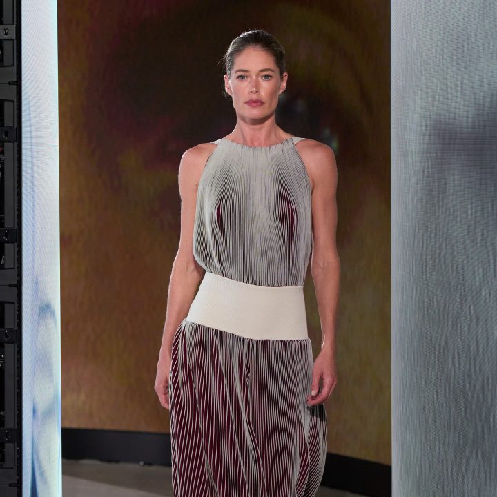 cute-doutzen-kroes-loopt-de-alaia-show-en-proud-husband-sunnery-james-is-backstage-to-capture-it-all-410158
