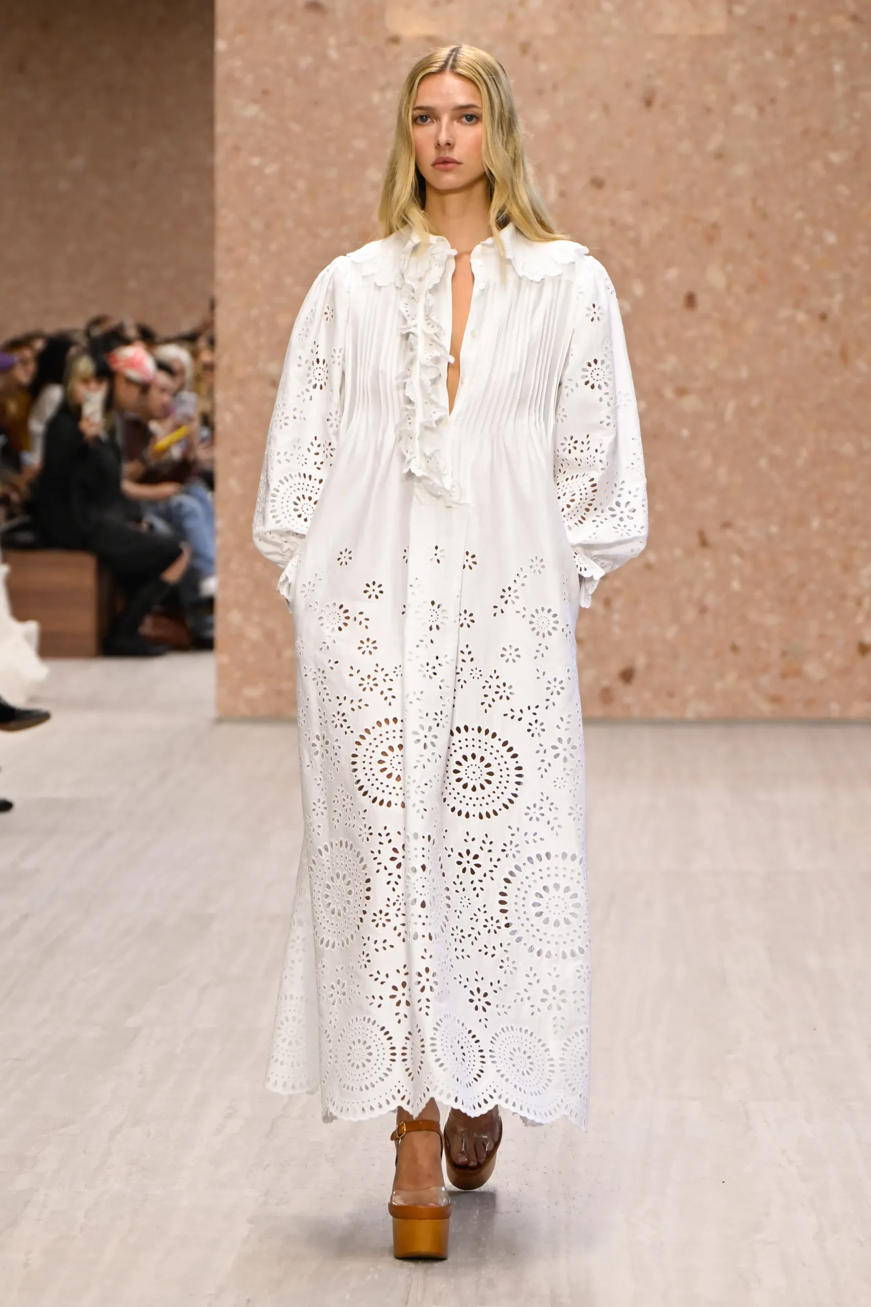 Apple Martin maakt haar catwalk debuut