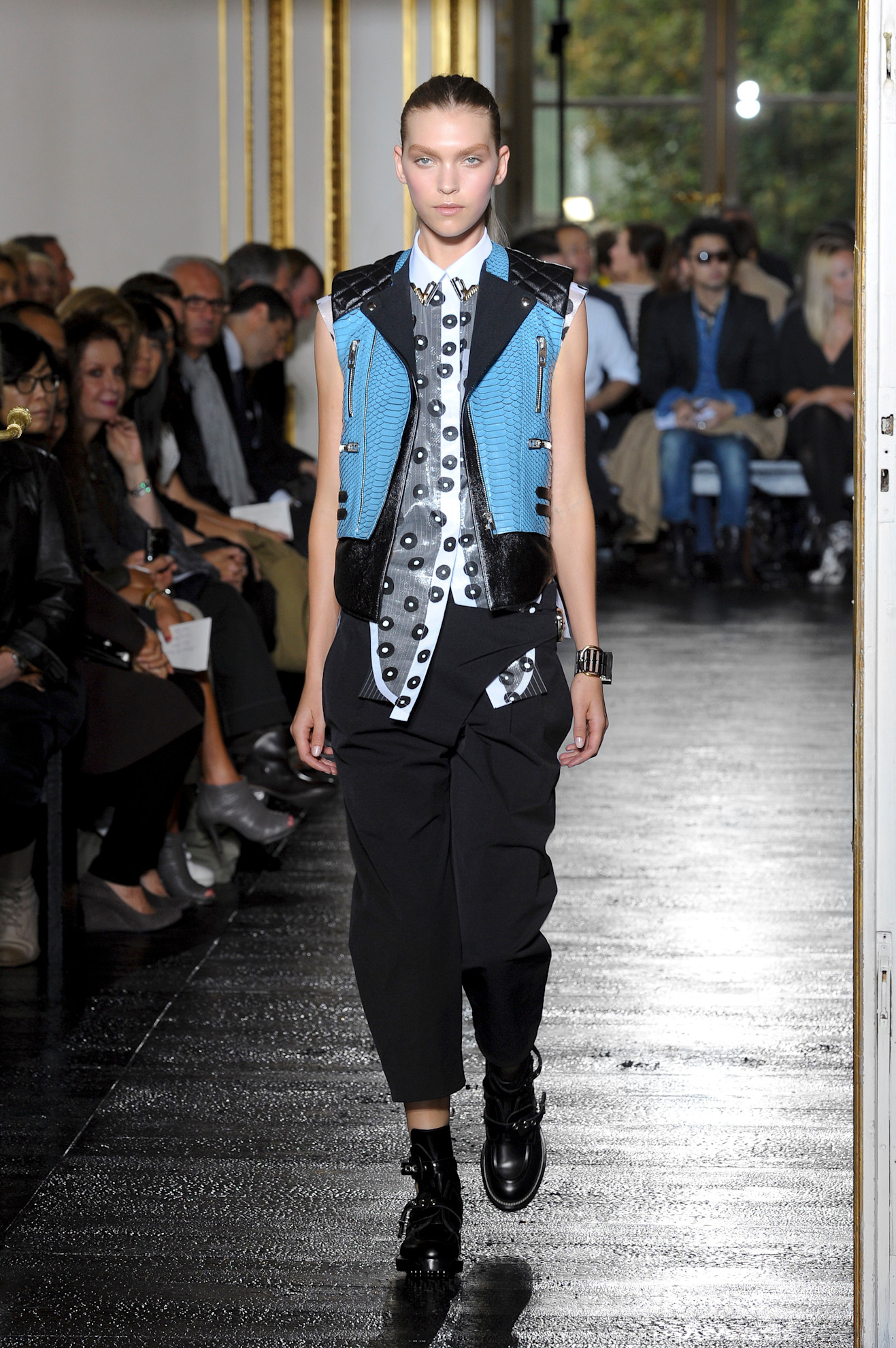 Arizona Muse op de catwalk van Balenciaga lente/zomer 2011