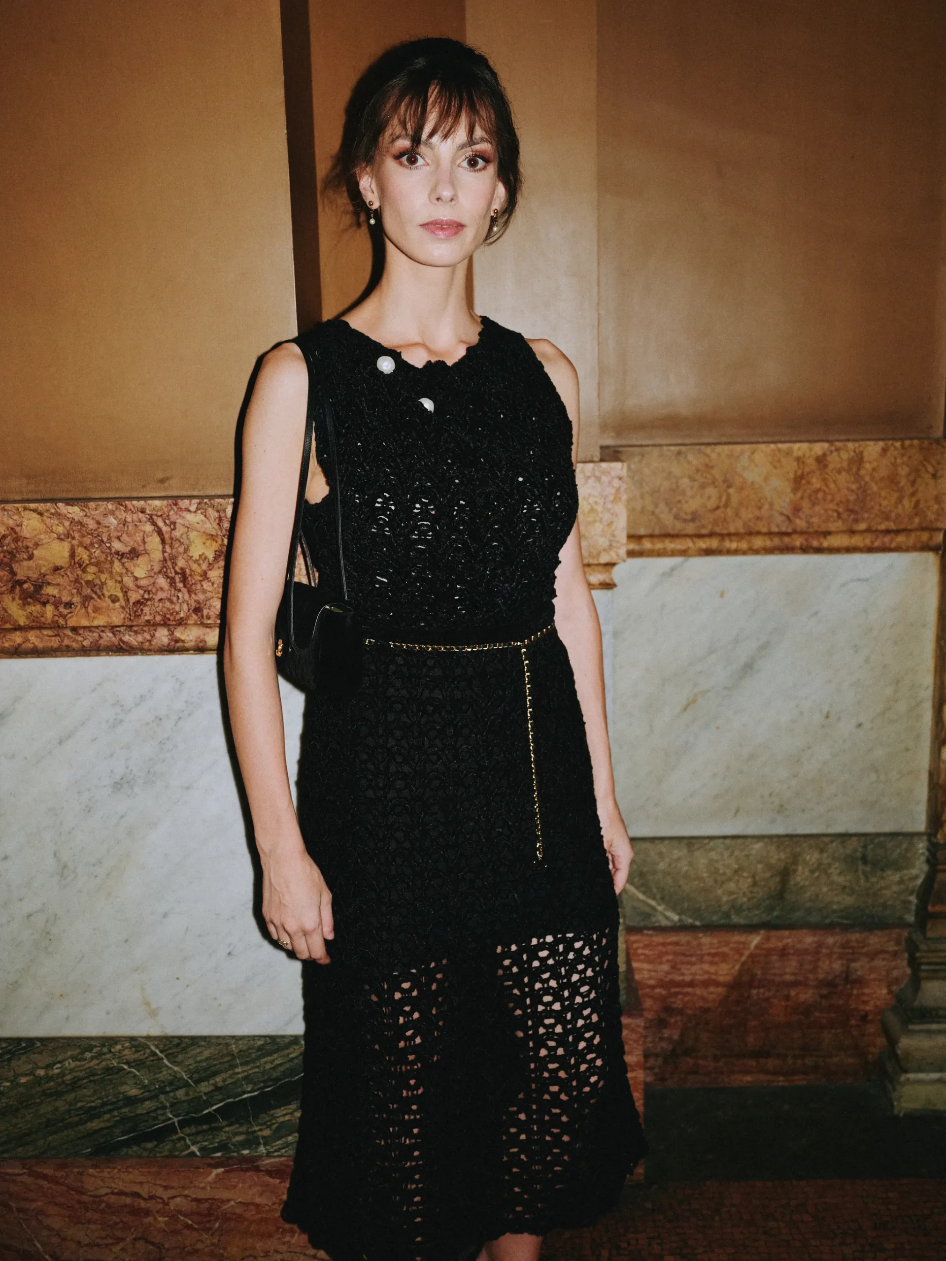 Bleuenn Battistoni in het Opéra Garnier in Parijs met een Chanel tas