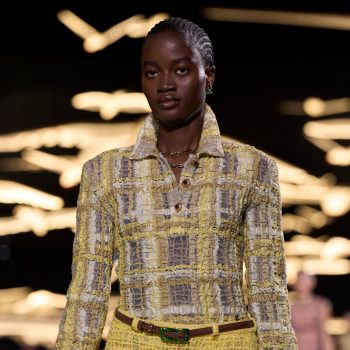 van-de-straten-in-lagos-naar-de-runway-van-blazy-nigerias-cool-girl-rachel-ojuromi-loopt-mee-in-de-chanel-show-410331