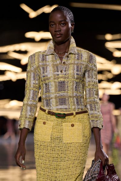 van-de-straten-in-lagos-naar-de-runway-van-blazy-nigerias-cool-girl-rachel-ojuromi-loopt-mee-in-de-chanel-show-410331