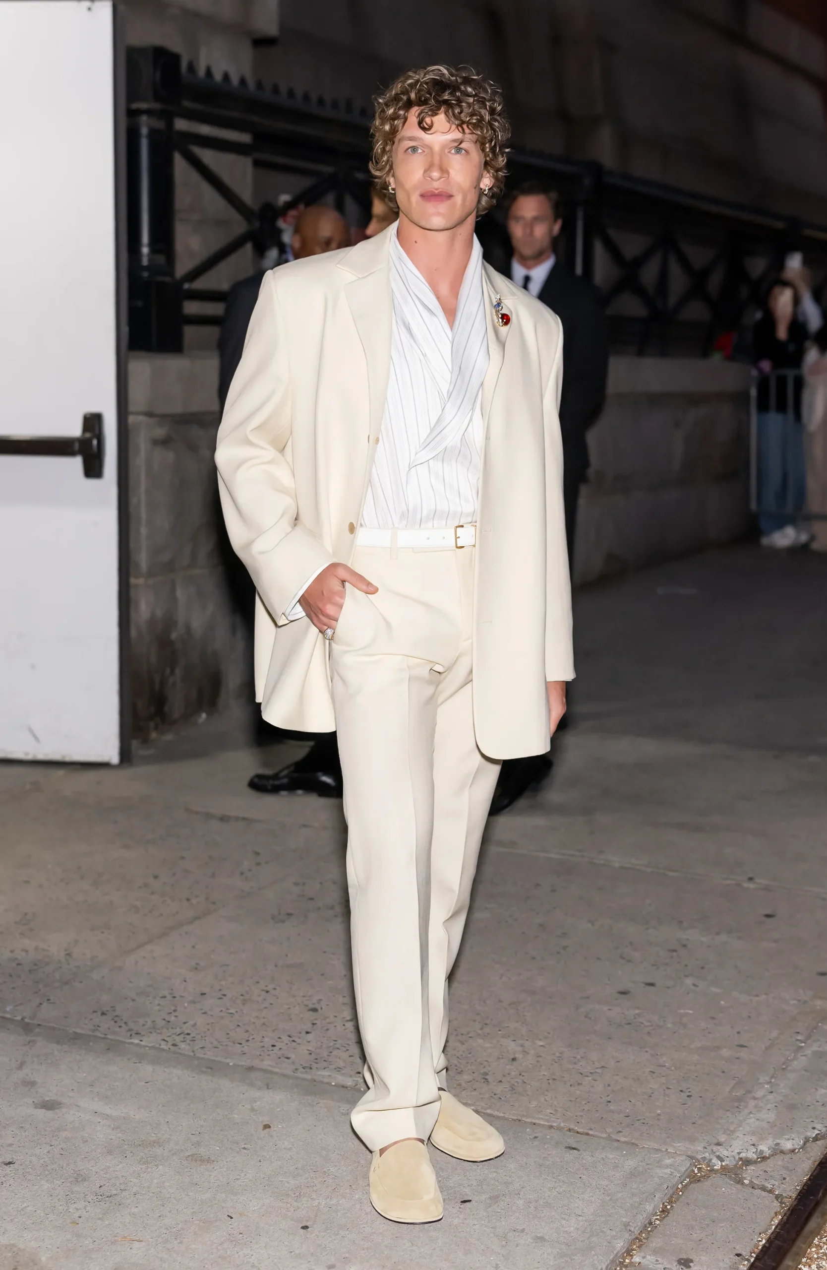 Connor Storrie in een look van Veronica Leoni haar Calvin Klein Collection