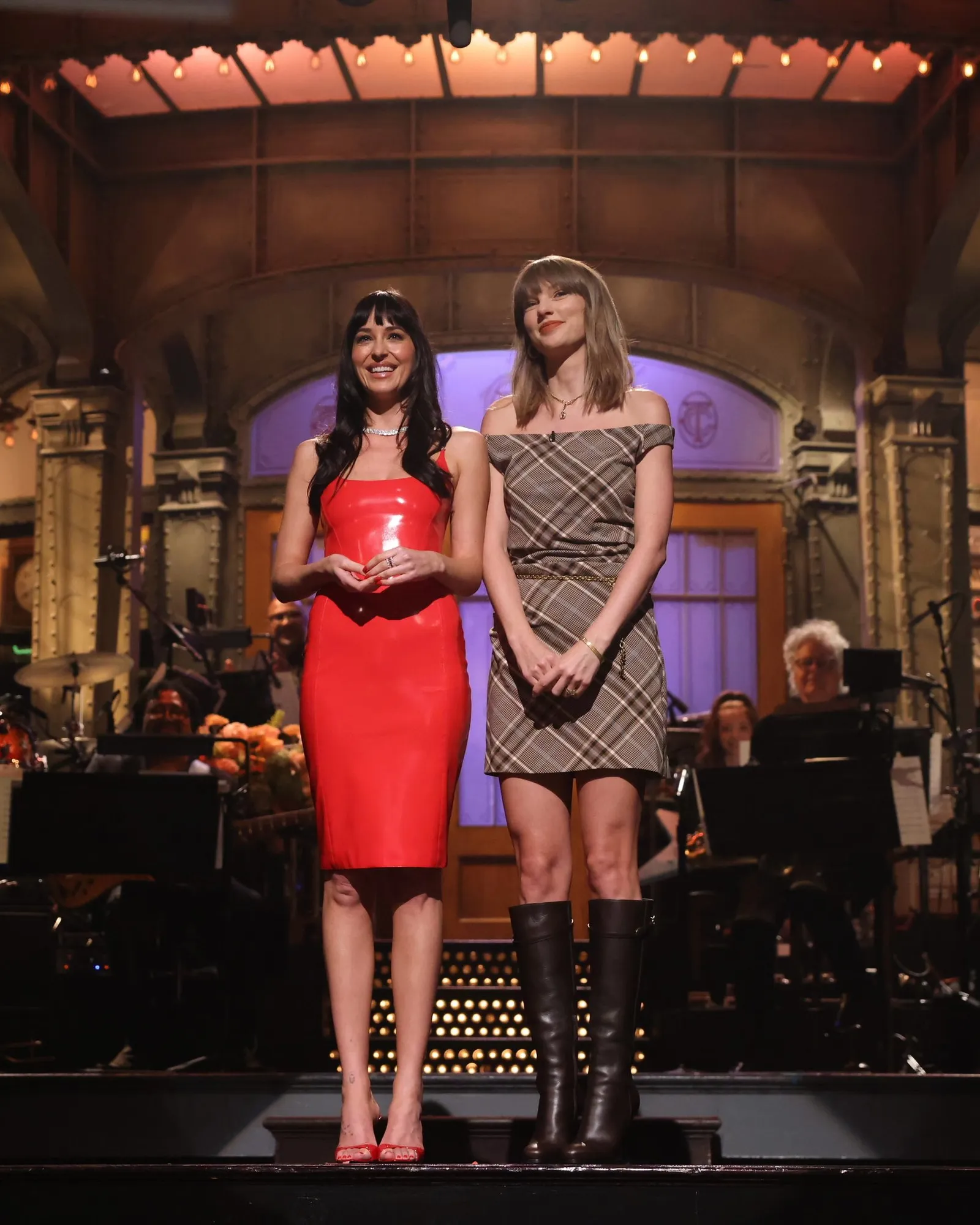 Dakota Johnson en Taylor Swift bij SNL
