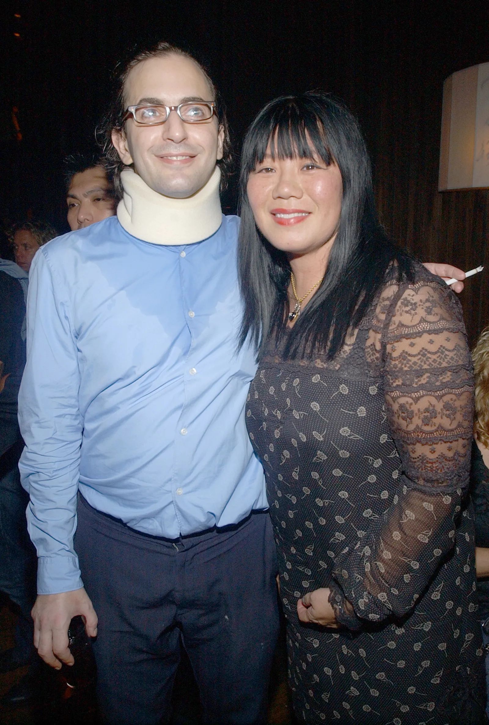 Marc Jacobs in een nekbrace als mode-referentie voor halloween
