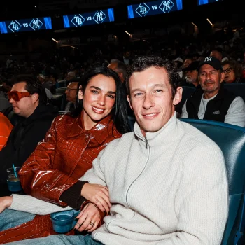 de-sporttribune-als-date-spot-is-hot-dua-lipa-en-callum-turner-juichen-voor-de-yankees-410818