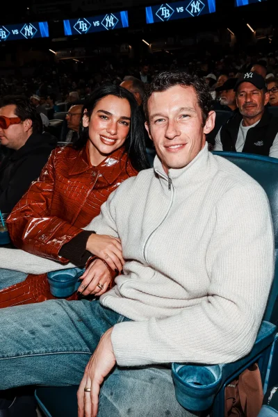 de-sporttribune-als-date-spot-is-hot-dua-lipa-en-callum-turner-juichen-voor-de-yankees-410818