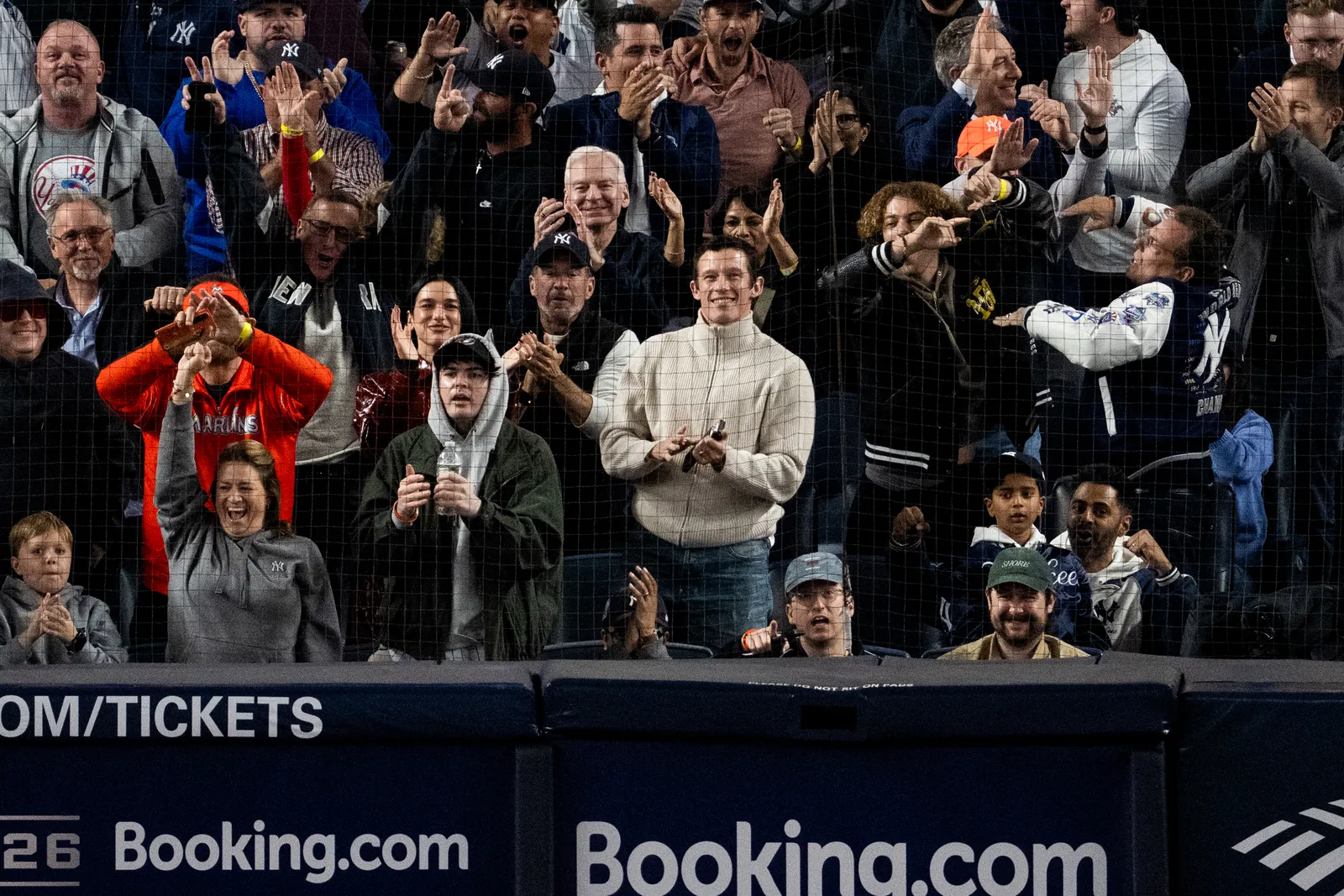 Dua Lipa en Callum Turner bij de Yankees