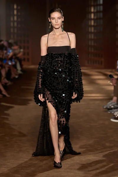 dua-lipa-kiest-voor-fresh-off-the-runway-look-van-ferragamo-bij-de-metropolitan-opera-411712