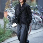 Street style met bouclé tweedjasjes op Paris Fashion Week