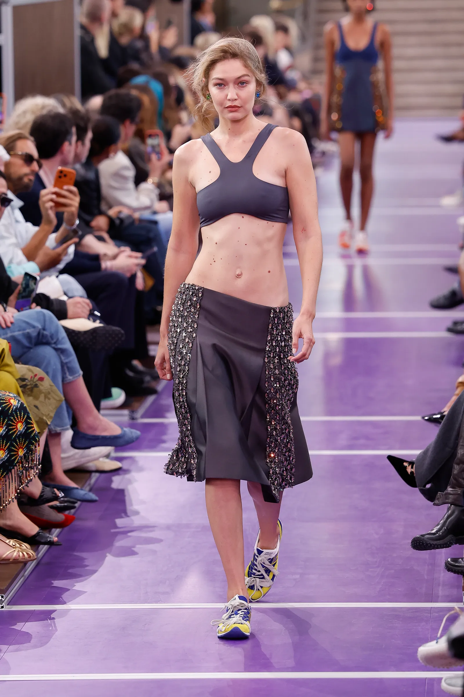 Gigi Hadid op de runway tijdens Paris Fashion Week