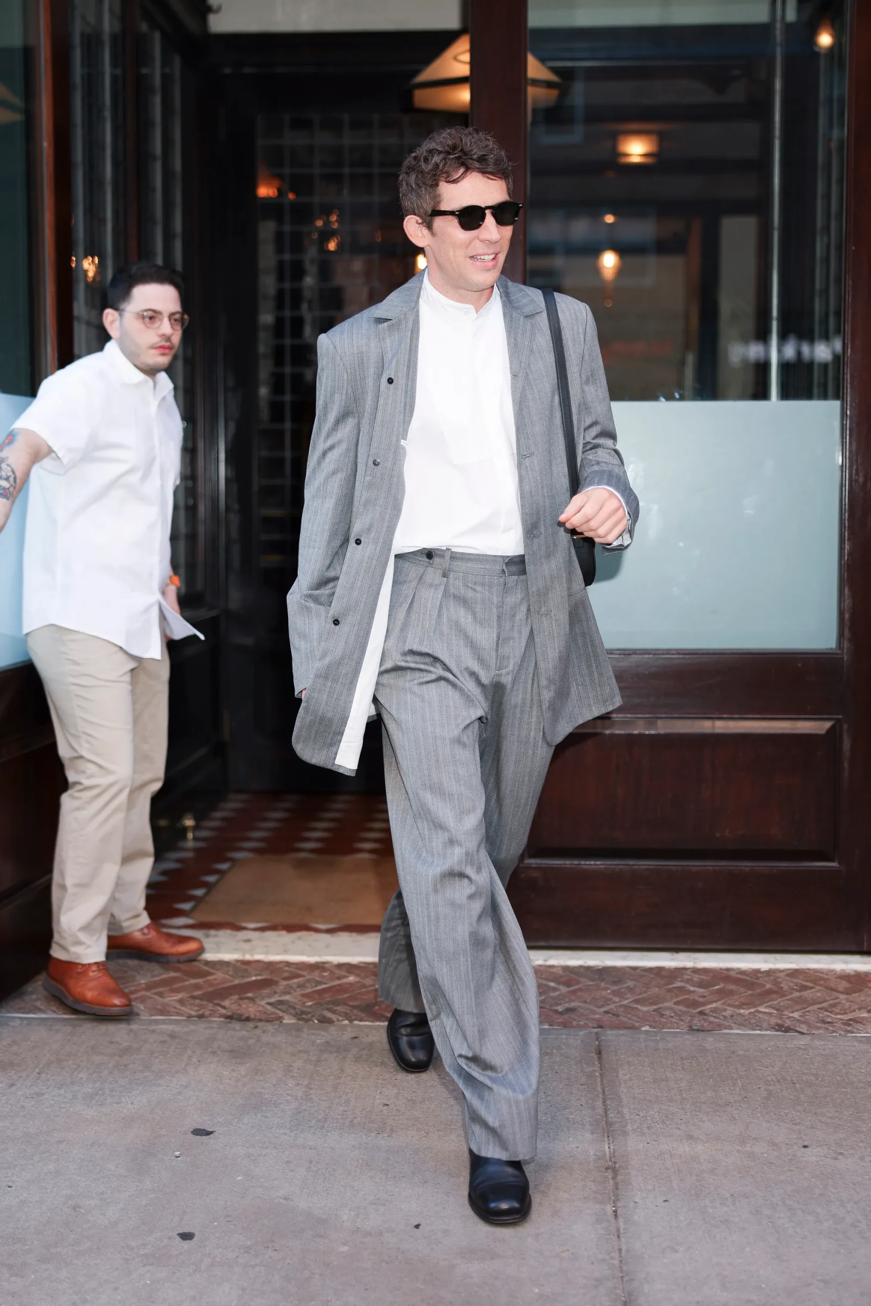 Josh O'Connor in een look van Veronica Leoni haar Calvin Klein Collection