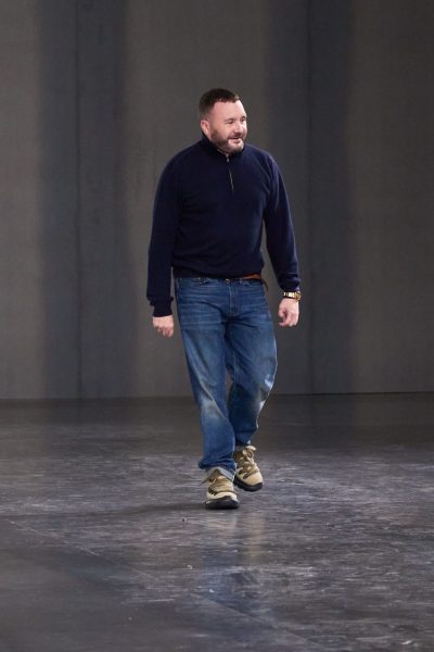 kim-jones-is-back-met-zijn-eigen-modelabel-gooit-hij-alle-fashion-rules-overboord-410845