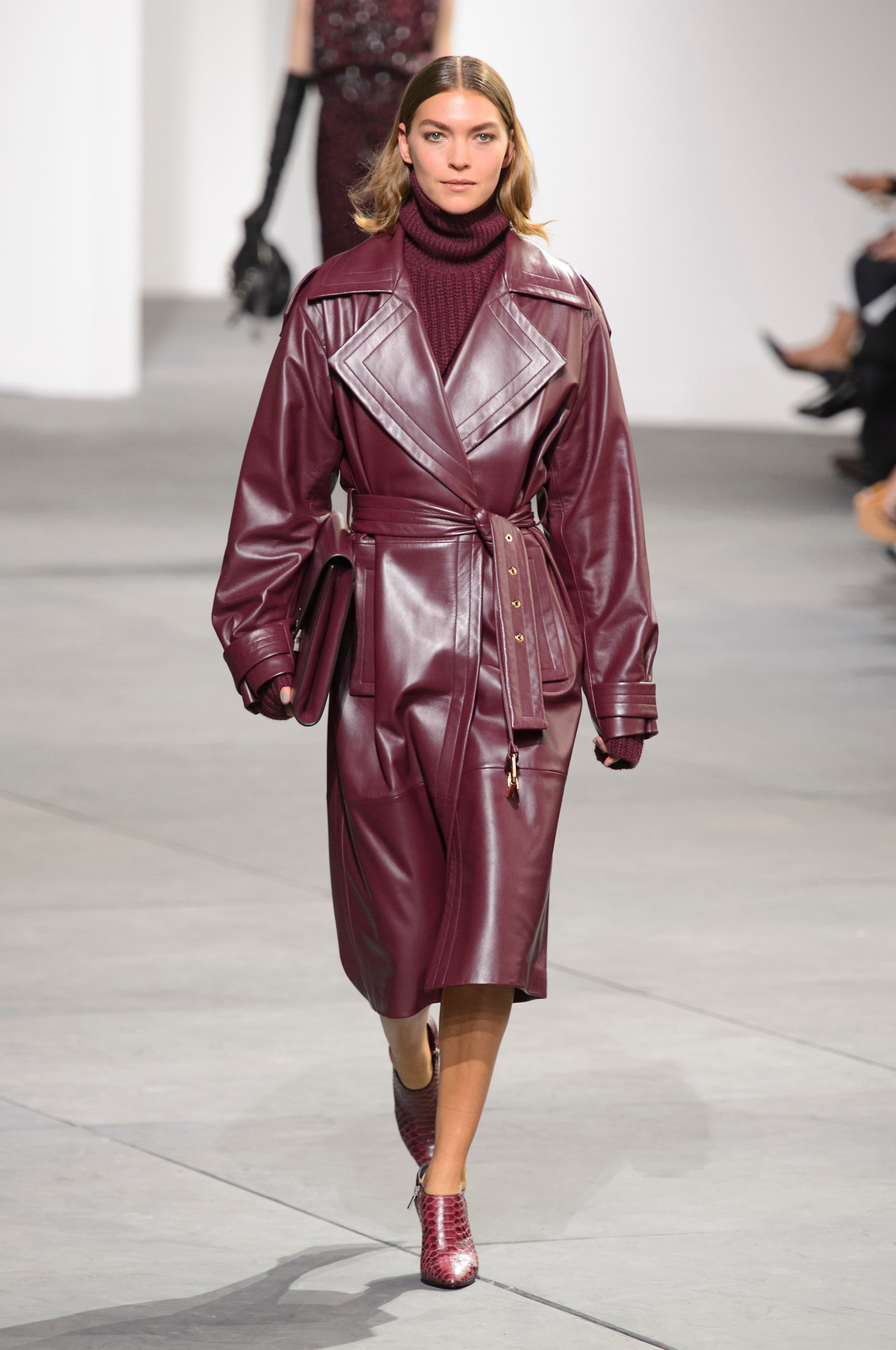 Arizona Muse op de catwalk van Michael Kors herfst/winter 2017