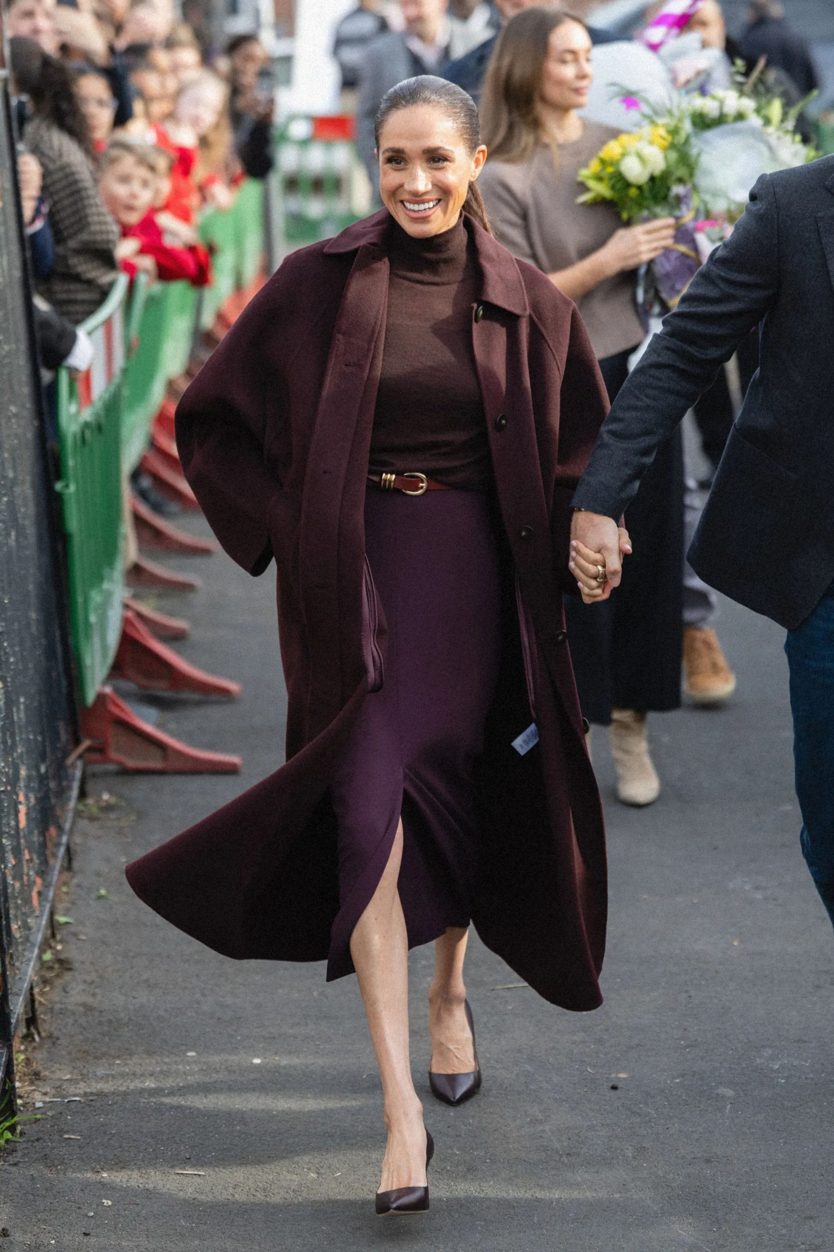 De bordeauxrode look van Meghan Markle