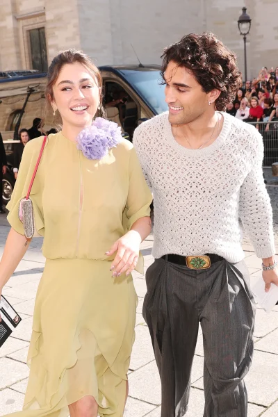 hard-launch-off-campus-co-stars-mika-abdalla-en-josh-heuston-maken-hun-romance-officieel-in-parijs-410233