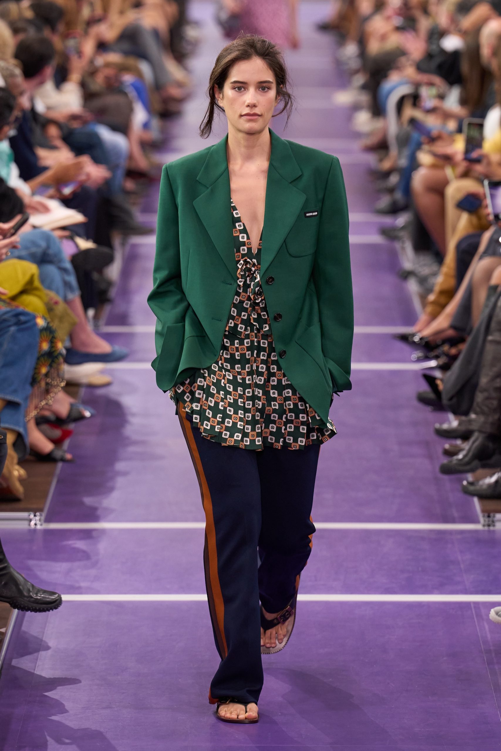 Ella Bleu Travolta op de catwalk van Miu Miu lente/zomer 2027