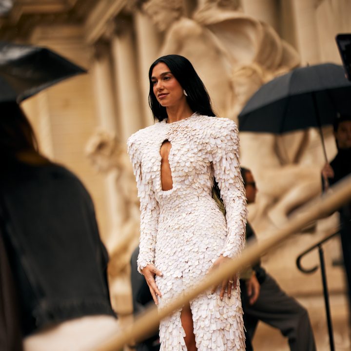 dua-lipa-host-talks-op-een-literair-festival-en-draagt-killer-boots-412339