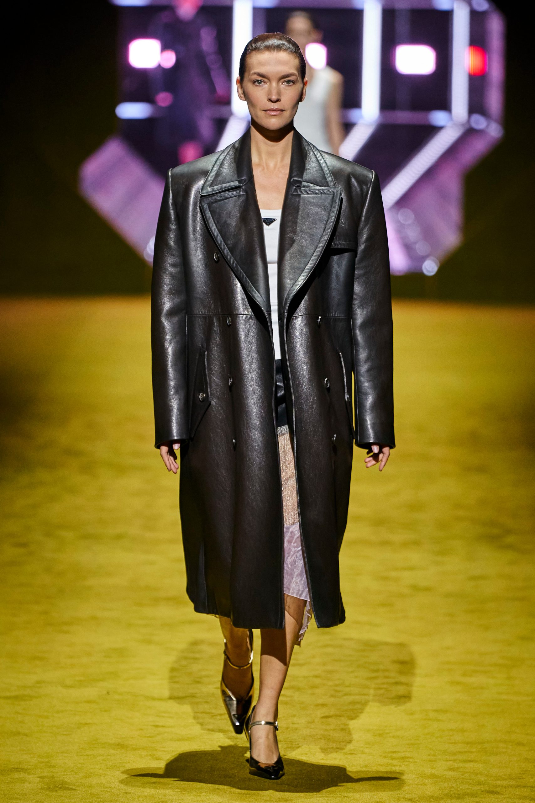 Arizona Muse op de catwalk van Prada herfst/winter 2022