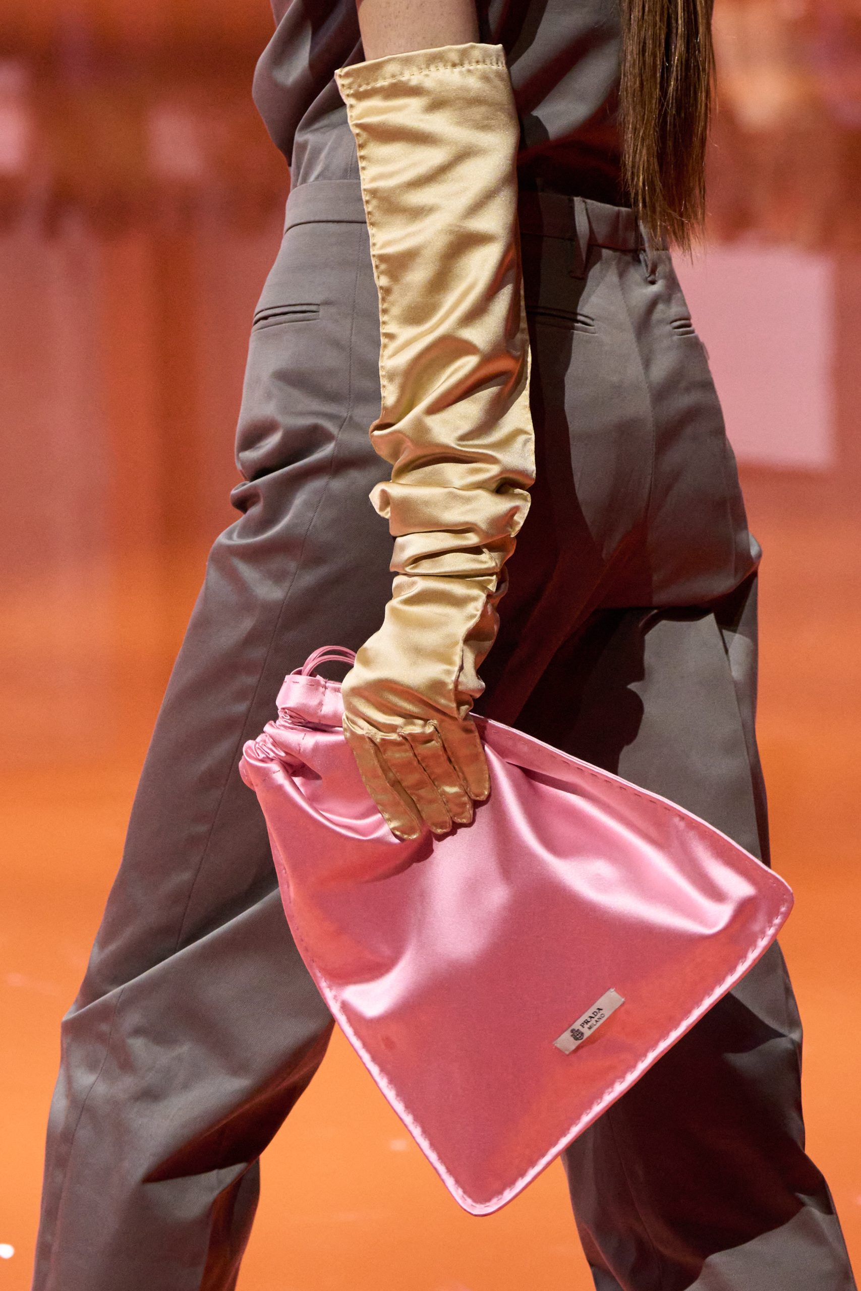 Prada lente/zomer 2026: satijnen clutch