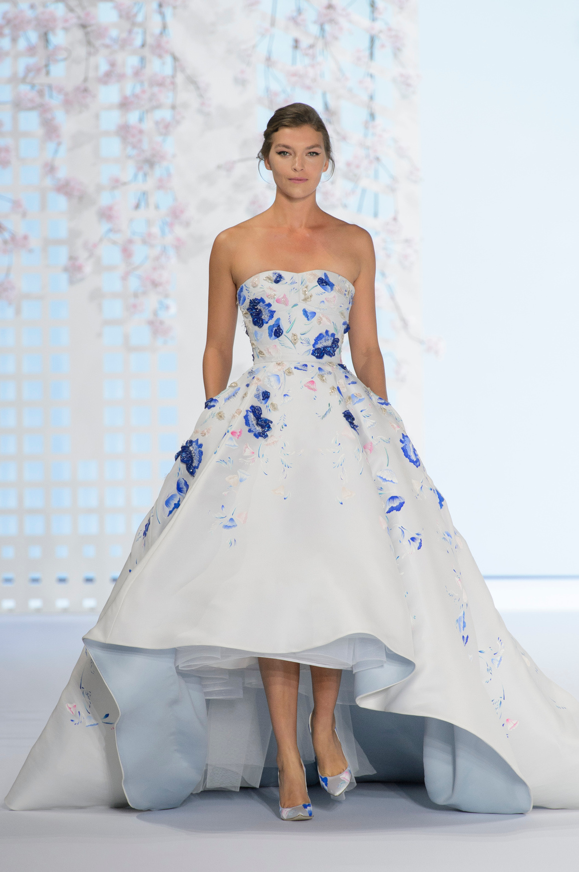 Arizona Muse op de catwalk van Ralph & Russo couture lente/zomer 2016
