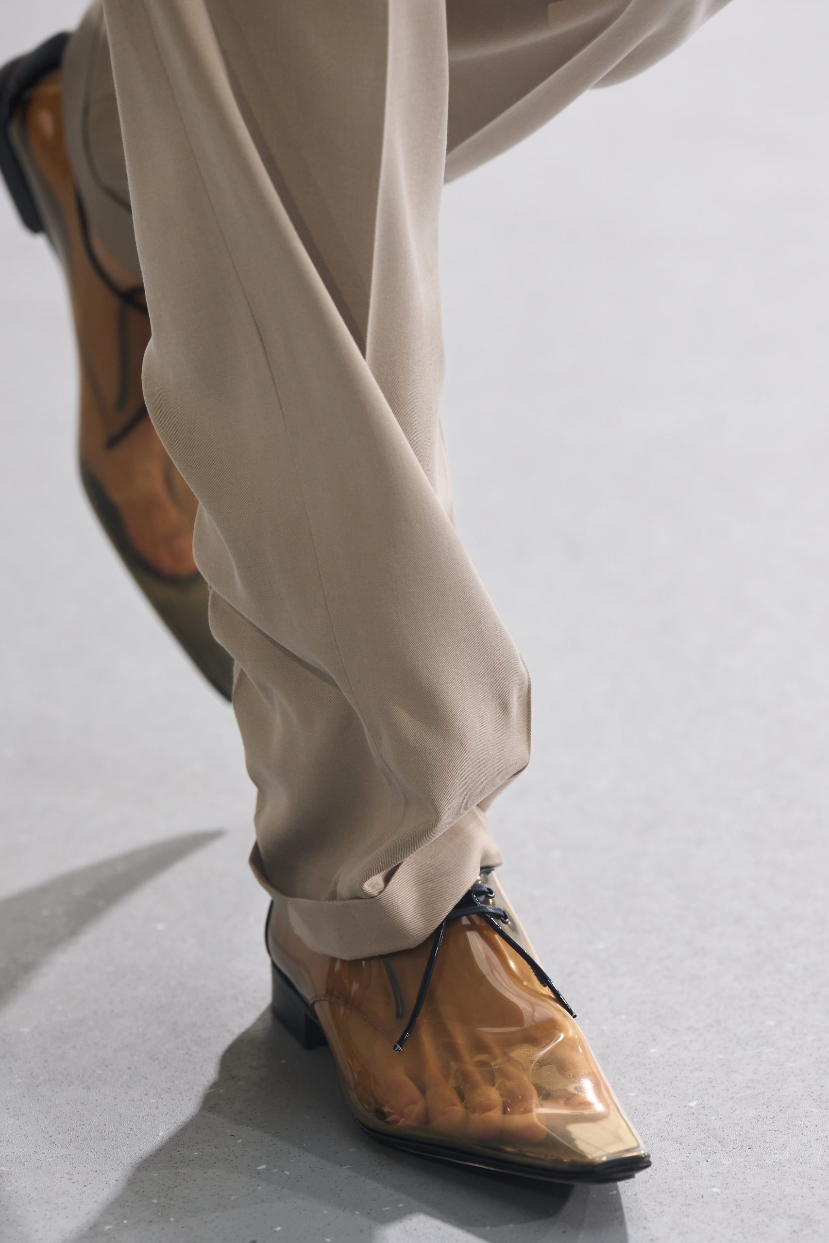 De doorschijnende Saint Laurent-schoenen
