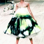 Shalom Harlow in een jurk van Alexander McQueen