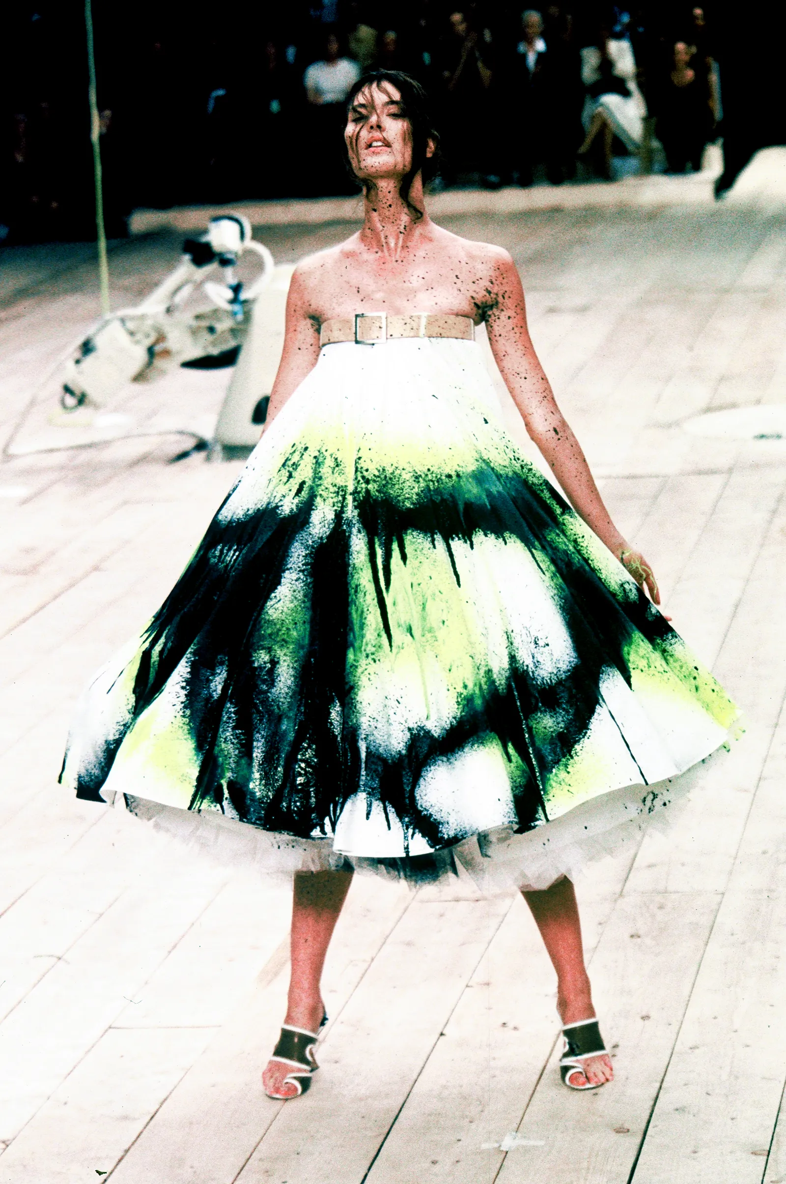 Shalom Harlow in een jurk van Alexander McQueen