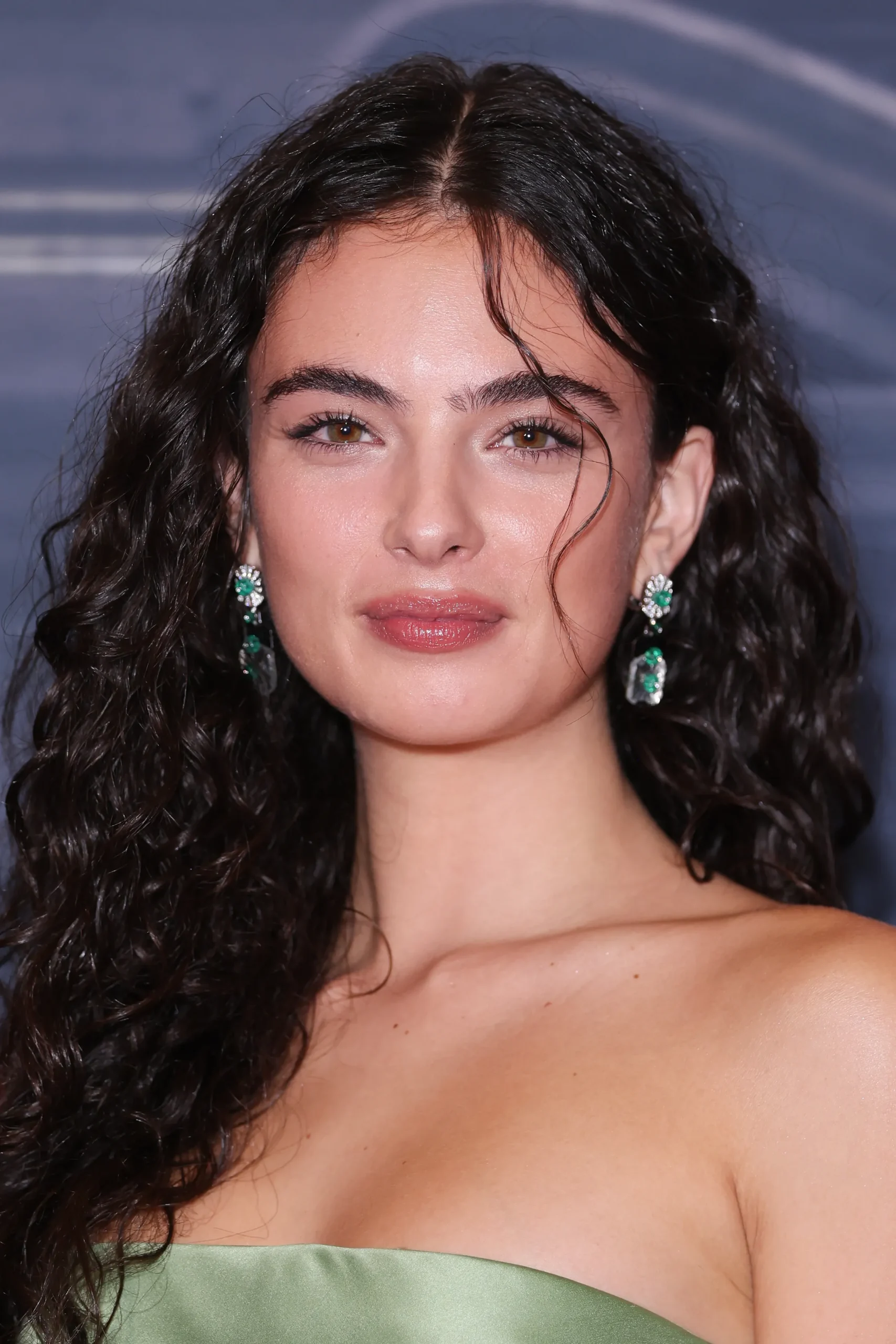 Deva Cassel's dochter Monica Bellucci in groene jurk