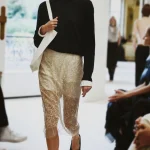 Een canvas tas op de catwalk van The Row lente/zomer 2027