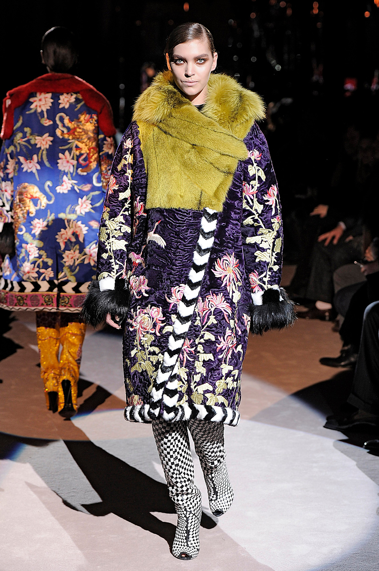 Arizona Muse op de catwalk van Tom Ford herfst/winter 2013