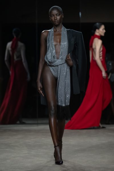 sex-is-definitely-back-als-het-aan-haider-ackermann-en-zijn-nieuwste-tom-ford-show-ligt-409988