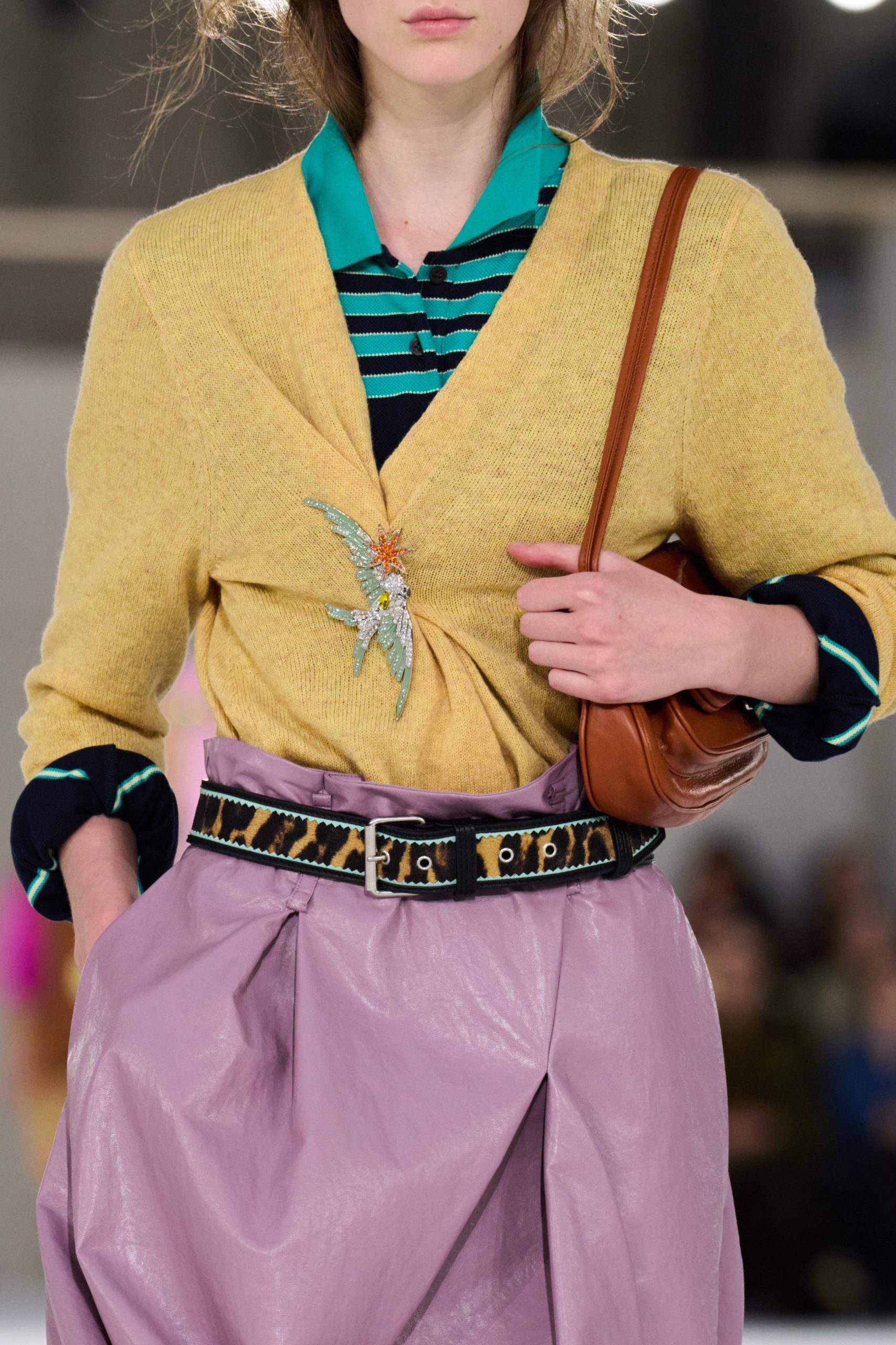 broches op de lente/zomer 2027-runway als stylingtruc