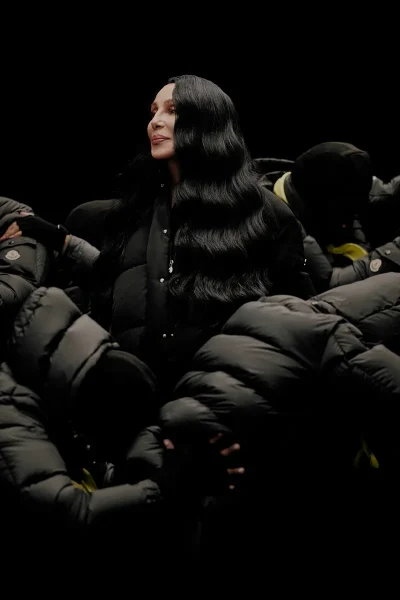 vogue-spreekt-cher-over-haar-moncler-campagne-partner-in-crime-bob-mackie-en-nieuwe-muziek-411398
