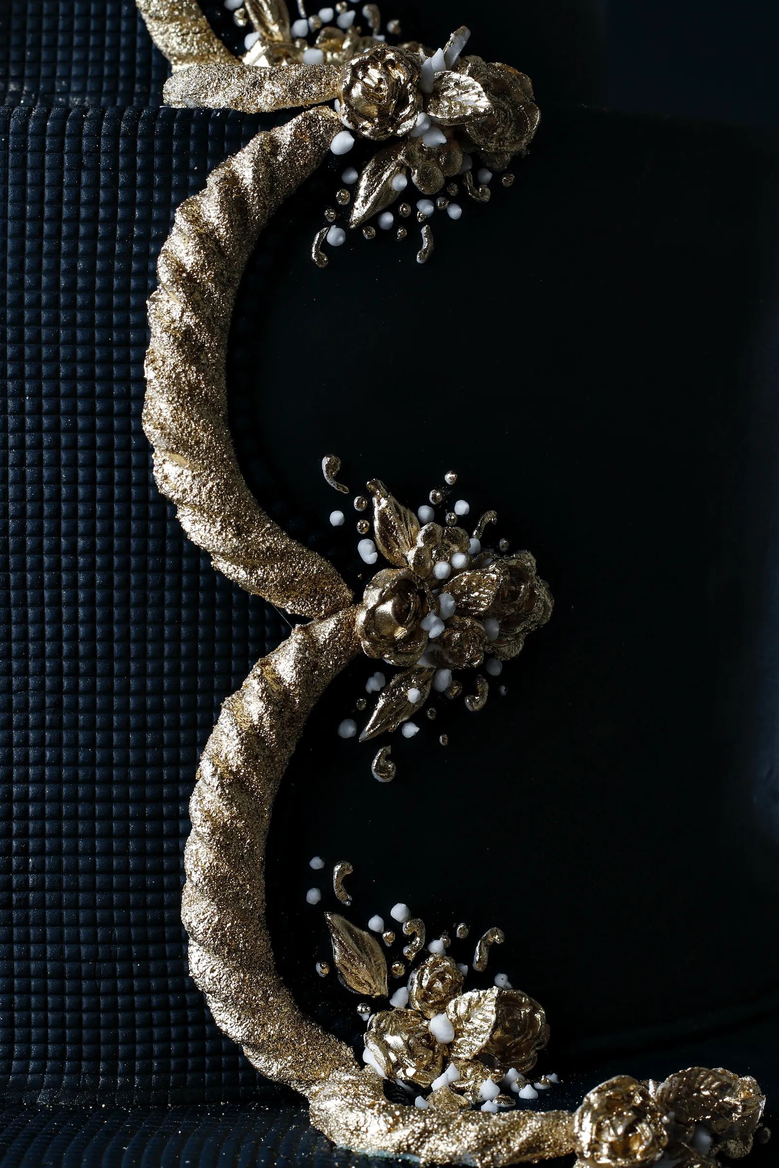 Close-up shot van de taart, gebasseerd op Dion's Schiaparelli-jurk