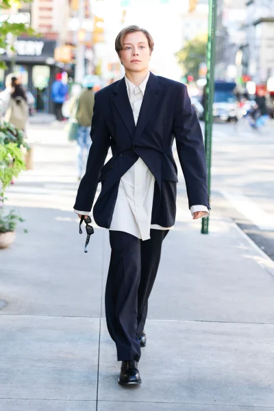 emma-darcys-nieuwste-look-is-so-wrong-its-right-410585
