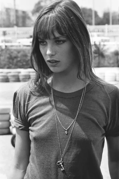 charlotte-gainsbourg-revives-de-sixties-ketting-een-personal-favorite-van-haar-moeder-jane-birkin-409961