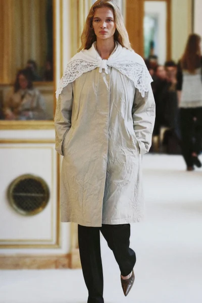 granny-scarfs-en-peek-a-boxers-stylingtrucs-van-lente-zomer-2027-runways-die-je-wil-proberen-411547