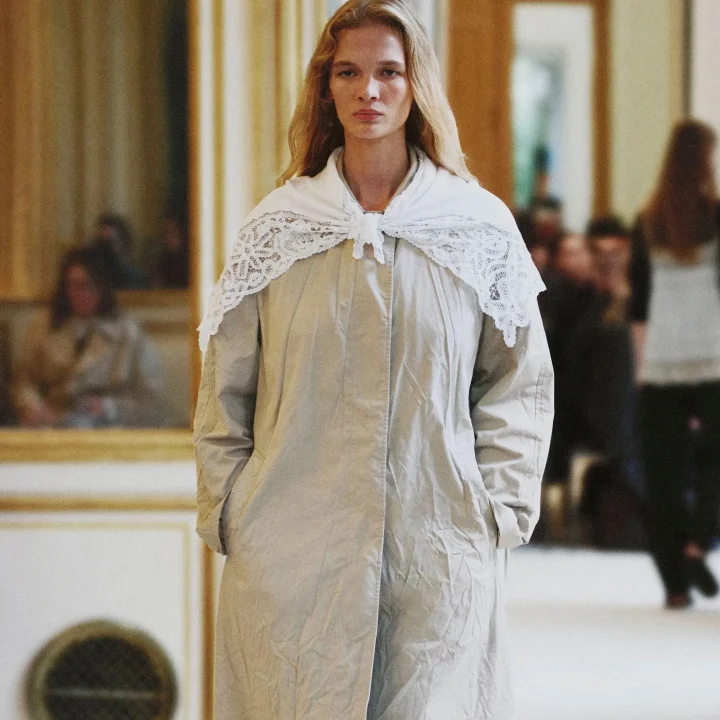 granny-scarfs-en-peek-a-boxers-stylingtrucs-van-lente-zomer-2027-runways-die-je-wil-proberen-411547