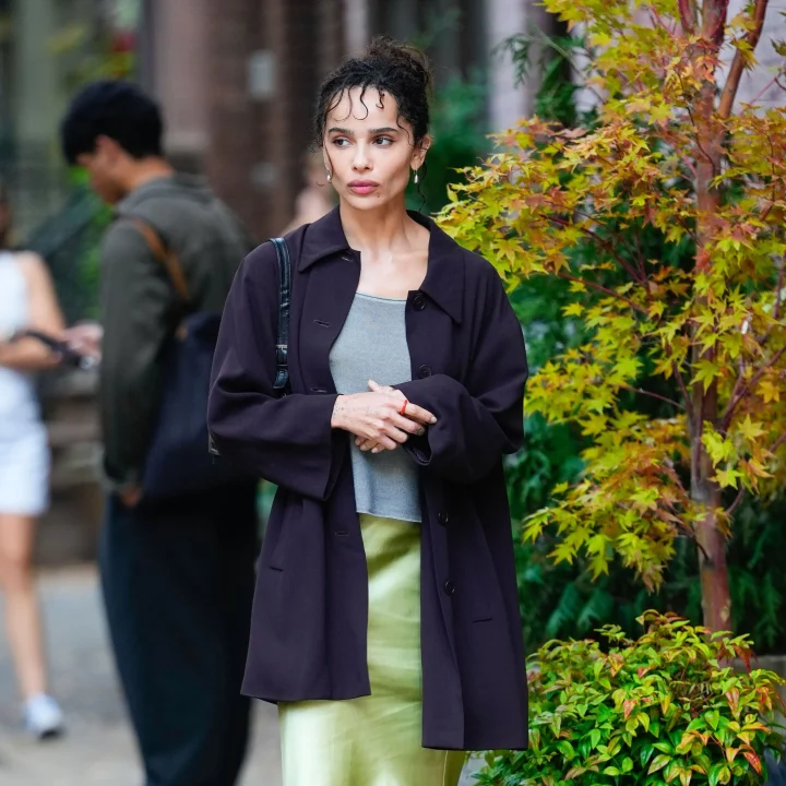 zoe-kravitz-is-de-ultieme-nineties-rom-com-heroine-in-haar-limoengroene-sliprok-411371
